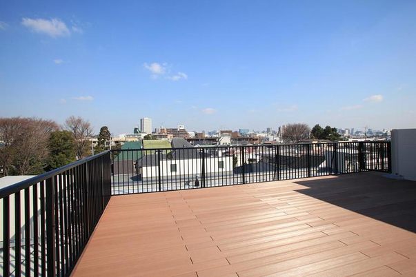 木製浴槽のきれいな浴室