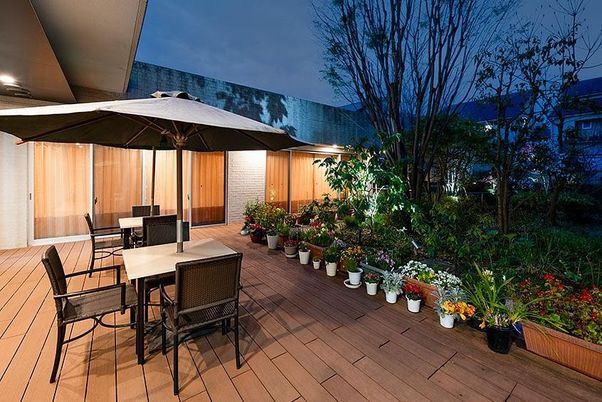 明るい日差しのテラス