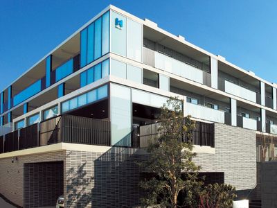 現代的な建物の外観