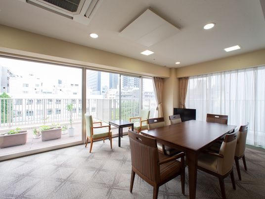 窓辺の明るい休憩スペース