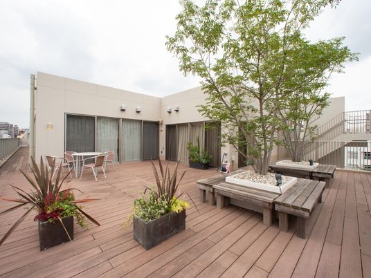 都会の屋上テラス