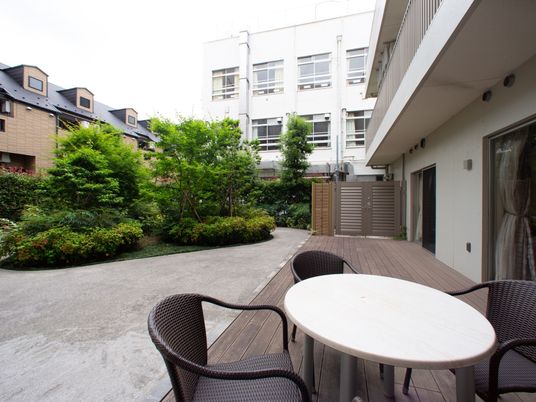 中庭の木々とテーブル