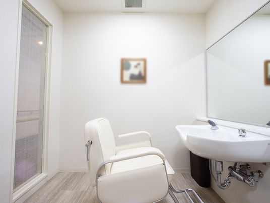 清潔な洗面台と椅子