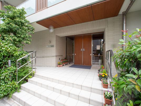 エントランスの親しみやすい外観