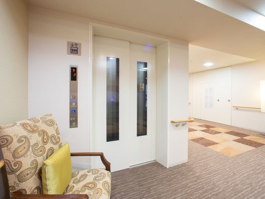 清潔感ある廊下とエレベーター