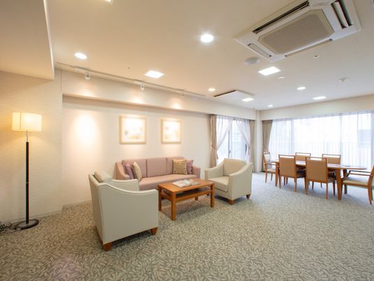 明るい共有リビング空間