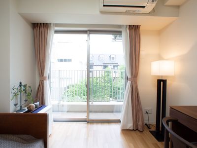 明るい居室のベッドとデスク