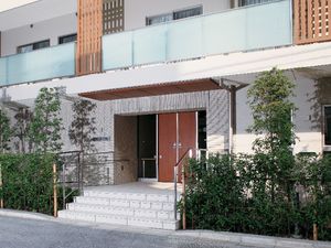 モダンな建物の入口
