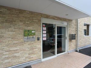 エントランスの明るい外観