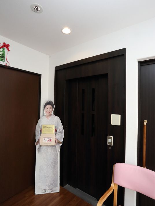 入口に立つ人物像