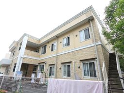 明るい外観の建物