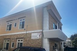 日差しが眩しい建物外観
