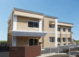 明るい外観の建物