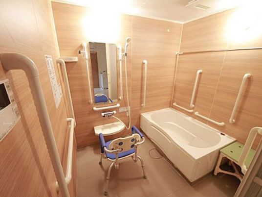 バリアフリー設計の浴室