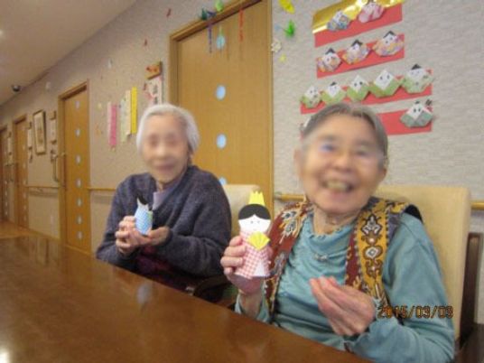 楽しげな高齢者二人の居室