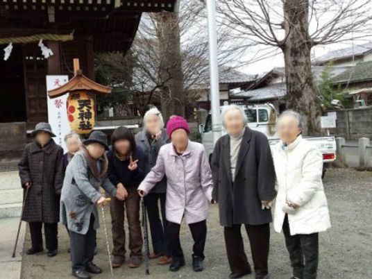 お散歩する利用者の笑顔