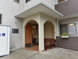 アーチ型エントランスの建物
