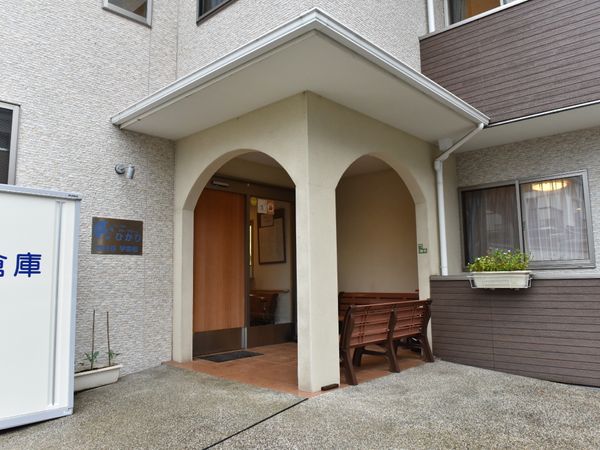 アーチ型エントランスの建物