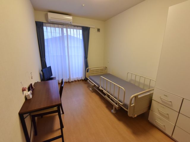 居室のベッドと家具 私室 ゆったりとした居室には、利用者の快適さを考慮した家具とベッドが配置されています。日々のくつろぎの時を大切にしています。