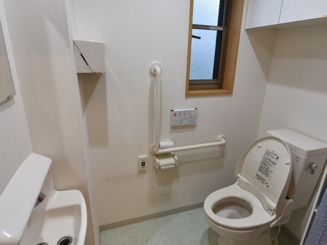 バリアフリートイレ空間 トイレ 安全に配慮された手すり付きのトイレで、快適にご利用いただけます。広々とした設計で、車椅子の方も安心です。