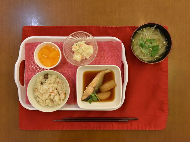 栄養バランスの取れた食事 食事 健康に配慮した栄養満点のメニューが並び、日々の健康維持に努めています。色鮮やかな食材で心も満たされることでしょう。
