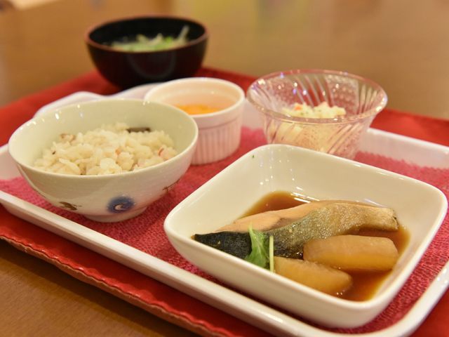 和風のバランス食 食事の詳細 栄養バランスを考えた和食の一例です。色々な料理が楽しめることで、日々の食事が豊かな時間になります。