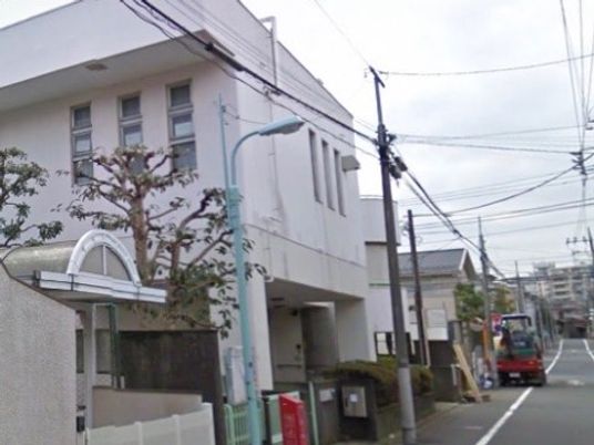 白い建物の外観