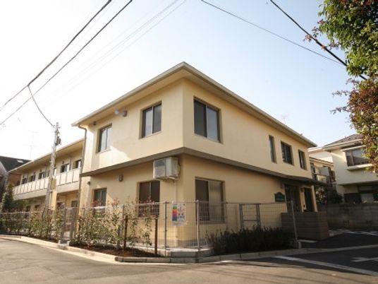 暖色の外壁の施設外観
