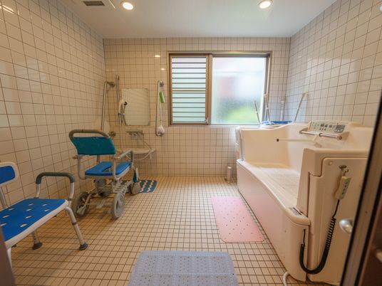 利用者用の明るい浴室