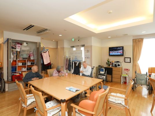 共有スペースで過ごす人々