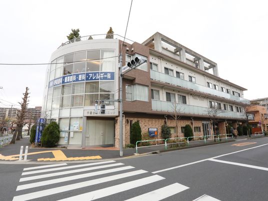 多階層の建物の外観