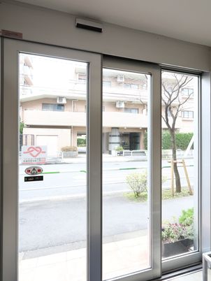外の景色が見える窓