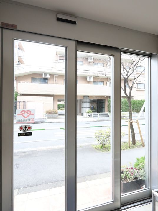 外の景色が見える窓