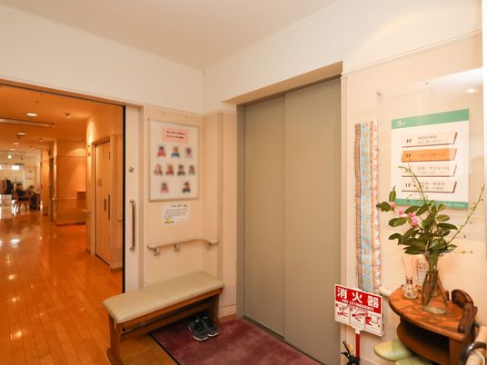 廊下に設えられた掲示板