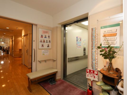 廊下とエレベーターの一角