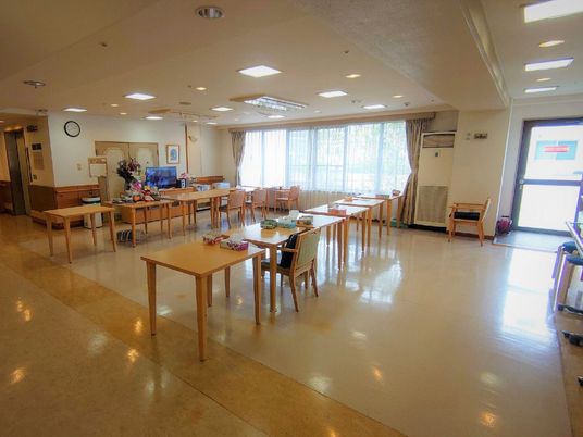 明るい食堂の様子