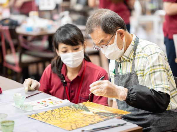 創作活動に集中する人々