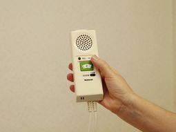 ナースコールを持つ手