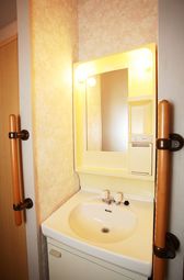 手すり付洗面台の照明