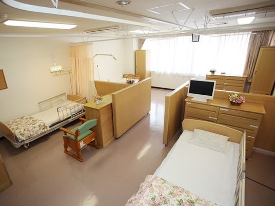 居室はそれぞれの入居者様にスペースが確保されており、就寝時にはベッドを囲むようにカーテンを閉めることができる。