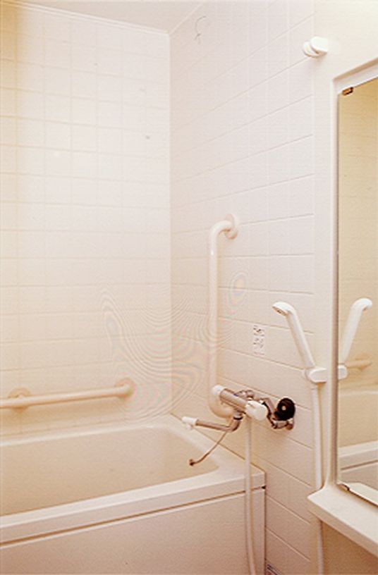 明るい浴室の浴槽は深さが深くなっている。入居者様は肩までつかることができ、体をしっかり温めることができる。