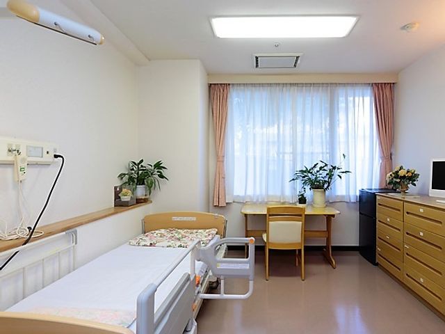 清潔感ある居室空間 居室 明るく清潔感のある居室で、居心地の良い生活空間を整えています。個々のニーズに合わせた家具配置で、安心してお過ごしいただけます。