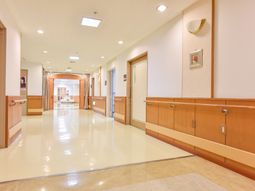 明るい廊下と座席