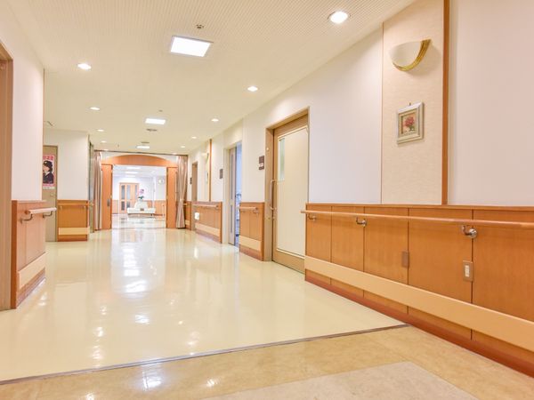 明るい廊下と座席