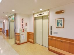 廊下とエレベーターの様子