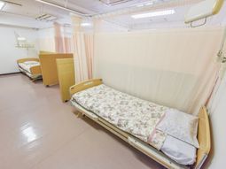 落ち着いた色合いの居室