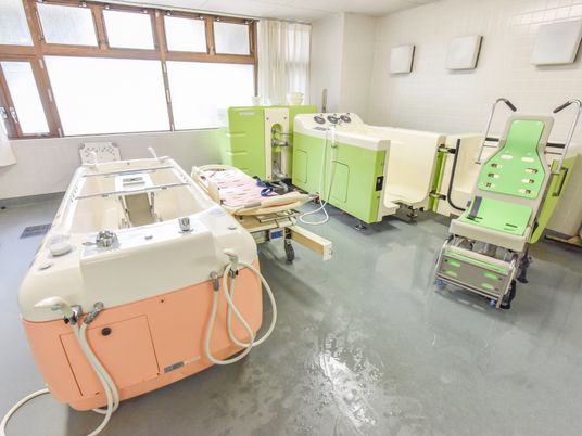 介護用浴槽とリフト装置
