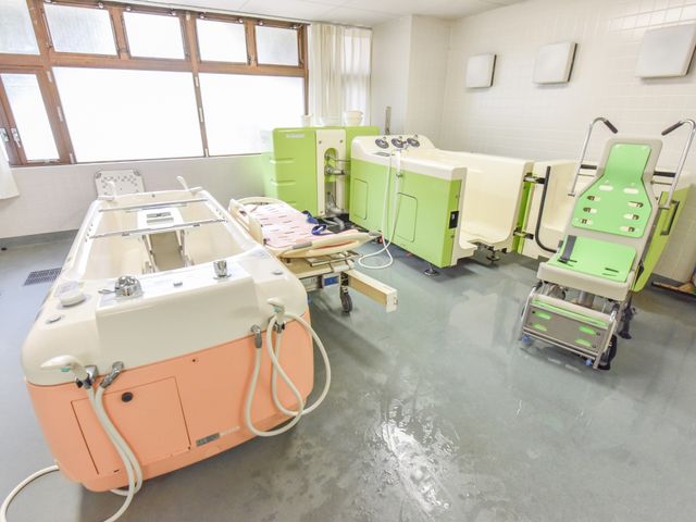 介護用浴槽とリフト装置 特殊浴室 手厚いサポートを実現する浴室の設備。安全かつ快適な入浴をサポートする様々なリフト装置が整っています。