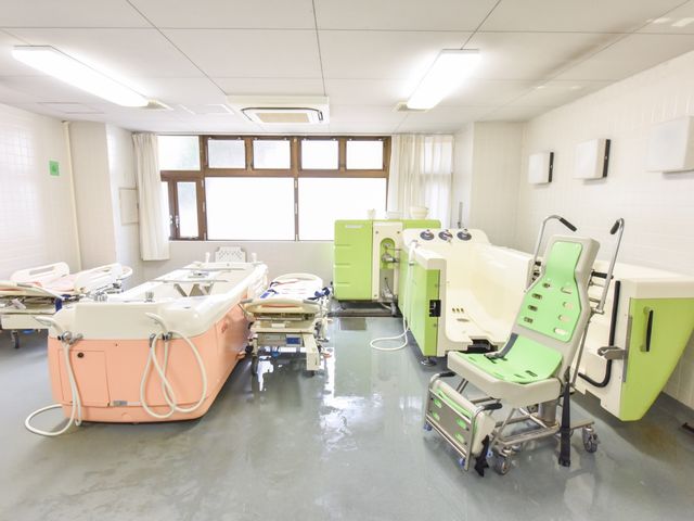 清潔な浴室設備 特殊浴室 利便性と安全性を重視した清潔な浴室です。利用者が快適に身体を清められるよう、機能的な設計が施されています。