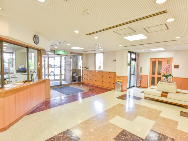 快適なエントランス空間 エントランス 広々としたエントランスはゆったりとしたソファが設置され、来訪者を温かく迎え入れます。明るく清潔感のある受付も完備していて、日々の業務をサポートします。